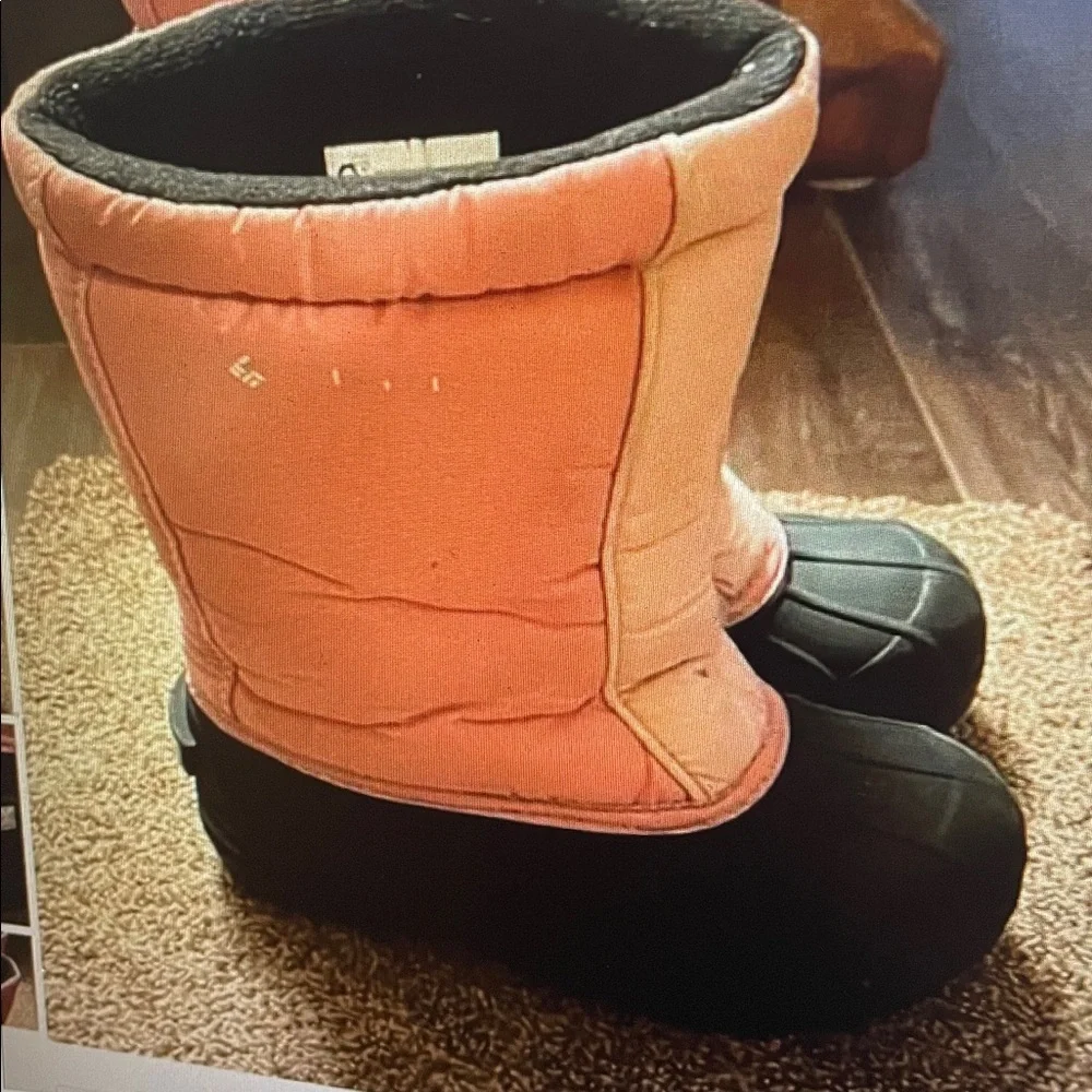 Girls pink Columbia snow boots 2